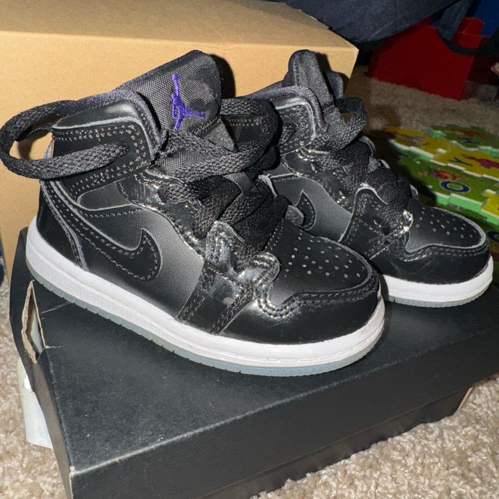 Gently used toddle Jordan 1s 🖤!